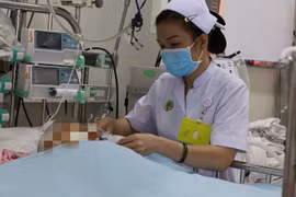 Dẫm vũng nước nhiễm điện, bé 1 tuổi ở Bình Dương nguy kịch