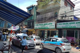 Taxi "bủa vây" cổng Bệnh viện Nhi TW, người bệnh kêu trời