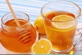 Video: 6 lý do nên uống nước chanh mật ong vào buổi sáng