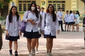 Trưởng điểm thi Hà Nội đánh trống sớm hơn 5 phút, phải bù giờ thi