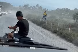 Phẫn nộ cảnh thanh niên chặn đầu, thách thức tài xế xe cứu thương