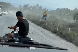 Phẫn nộ cảnh thanh niên chặn đầu, thách thức tài xế xe cứu thương