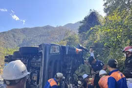 Xe bồn chở dầu lật trên đèo Hải Vân, tài xế mắc kẹt trong cabin