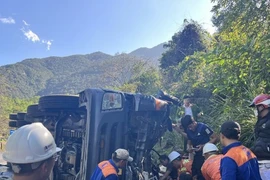 Xe bồn chở dầu lật trên đèo Hải Vân, tài xế mắc kẹt trong cabin