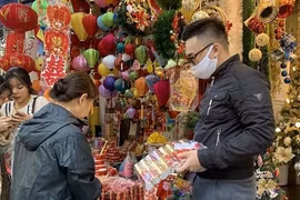 Dừng hoạt động cửa hàng bán pháo hoa cao hơn giá niêm yết