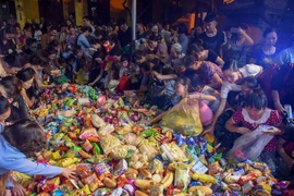 Hàng trăm người chen lấn xô đẩy giành giật lộc tại chùa Quán Sứ