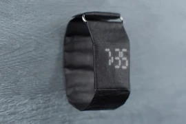 Đồng hồ điện tử bằng giấy siêu bền đẹp gây sốt Facebook Việt