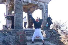 Leo núi bằng tay, người đàn ông Trung Quốc khiến cõi mạng 'dậy sóng'