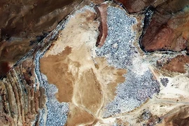 Kinh ngạc núi “rác quần áo” 39.000 tấn khi nhìn từ vũ trụ