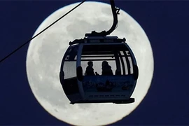 Chùm ảnh tuyệt đẹp về kỳ trăng đầu tiên của năm 2022: Trăng Sói