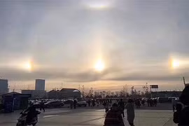 “Mặt Trời ma” bất ngờ xuất hiện trên đỉnh núi tuyết, chuyên gia nói gì? 