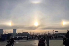 “Mặt Trời ma” bất ngờ xuất hiện trên đỉnh núi tuyết, chuyên gia nói gì? 
