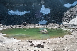 Bí ẩn hồ trên núi nước chứa hơn 500 bộ xương người