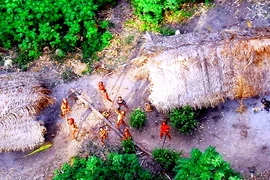 Điểm danh 3 bộ tộc biệt lập còn sót lại trên Trái Đất