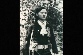 Ảnh độc: Vẻ đẹp bất khuất của phụ nữ Việt trong thời chiến