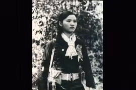 Ảnh độc: Vẻ đẹp bất khuất của phụ nữ Việt trong thời chiến