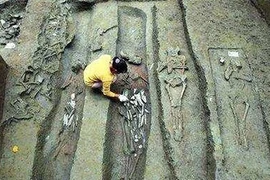 Mở mộ cổ 2.500 năm, giật mình thấy 7 bộ xương đỏ như máu 