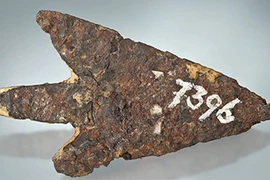 Phát hiện mũi tên thời Đồ đồng, bất ngờ nguyên liệu “trên trời rơi xuống”