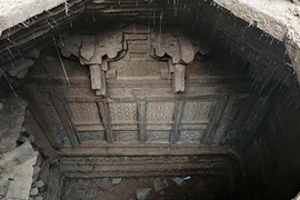 Khai quật mộ cổ, chuyên gia "sởn gai ốc" khi bật nắp quan tài!