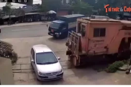 Hi hữu barie đã tự mở khi tàu hỏa chưa đi qua