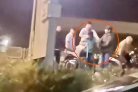 Tranh giành khách, tài xế xe công nghệ bị đánh hội đồng?