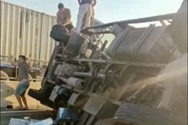 Xe tải lật ngang đường, cao tốc Vĩnh Hảo - Phan Thiết ùn tắc