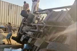 Xe tải lật ngang đường, cao tốc Vĩnh Hảo - Phan Thiết ùn tắc