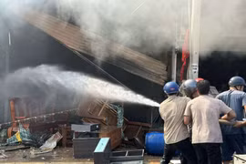 Bình Phước: Cháy rụi 4 ki-ốt trên quốc lộ ngày mùng 1 Tết