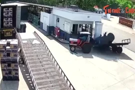 Cuộn hàng trên xe đầu kéo rơi đè bảo vệ công ty tử vong