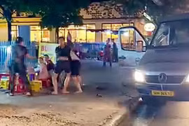 TP HCM: Ba người đàn ông ẩu đả dữ dội trên đường Trường Chinh 