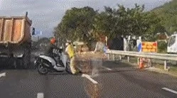 Bất chấp hiệu lệnh CSGT, thanh niên phóng xe 'thông chốt' ở Nha Trang