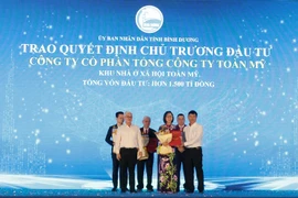 Bình Dương: Trao giấy chứng nhận đầu tư hàng loạt dự án tỷ USD