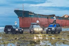 Chụp ảnh sống ảo, dàn xe sang biến bãi rêu thành... bãi xe