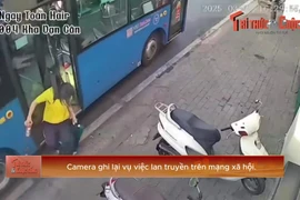 Nguy hiểm hành khách kẹt balo khi xuống xe buýt