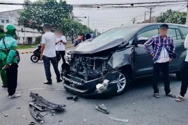 Đồng Nai: Xe tải lật ngang sau va chạm ở KCN Biên Hòa 2