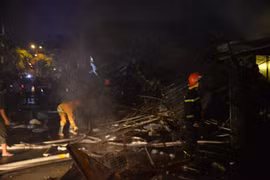 Cháy lớn tại chợ Thanh Đa trong đêm, nhiều Ki-ốt bị thiêu rụi