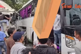 Xe tải tông xe khách trên đèo, nhiều người tháo chạy tán loạn