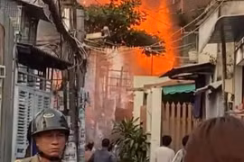 TP HCM: Một nhà dân bất ngờ bốc cháy, nhiều người hoảng loạn