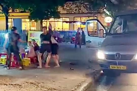 TP HCM: Ba người đàn ông ẩu đả dữ dội trên đường Trường Chinh 