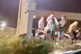 Tranh giành khách, tài xế xe công nghệ bị đánh hội đồng?