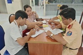 TP HCM: Xử phạt xe cấp cứu đưa nghệ sĩ đi ra mắt phim