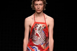 Người mẫu nam mặc áo yếm, đồ ngủ lên sàn diễn