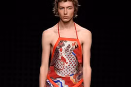 Người mẫu nam mặc áo yếm, đồ ngủ lên sàn diễn