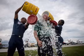 Mỹ cấm binh sĩ mặc quân phục khi “dội nước đá“