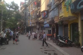 Nữ sinh rơi từ biệt thự năm tầng xuống đường phố