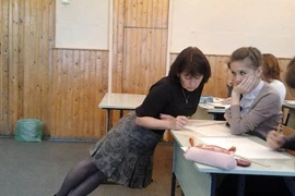 Ảnh cười Facebook: Tư thế giảng bài khó đỡ của giáo viên