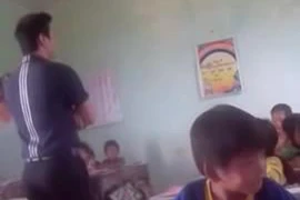 “Sốt” clip thầy giáo kiên trì dạy học sinh tiểu học hát