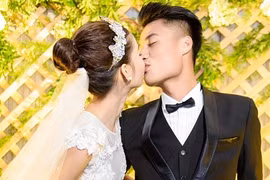Mạc Hồng Quân liên tục “khóa môi” Kỳ Hân trong lễ cưới