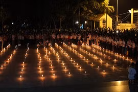 Hơn 1.000 bạn trẻ Quảng Bình thắp nến tưởng nhớ Đại tướng