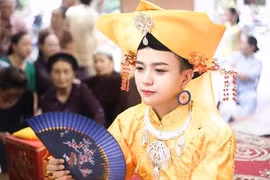 Chân dung "cậu đồng" điển trai khiến dân mạng phát sốt